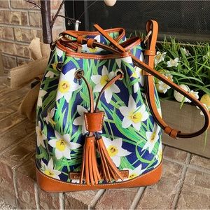 NWOT Dooney and Bourke beautiful daffodil draw sting bag Perfect for spring and
